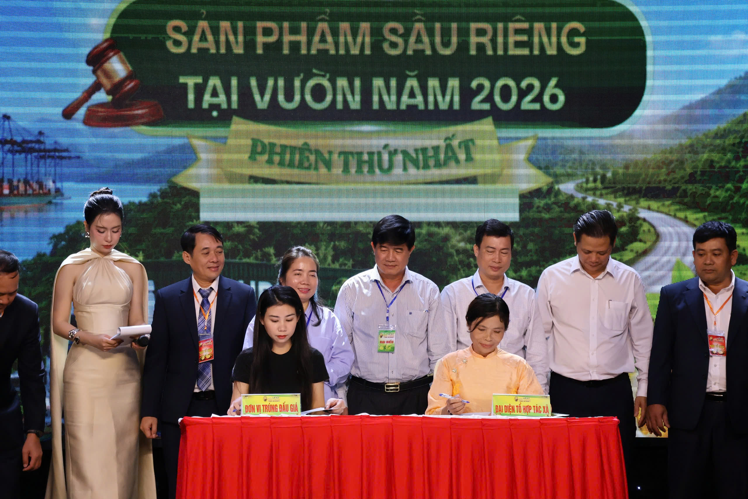 Đại diện doanh nghiệp trúng đấu giá ký kết hợp đồng mua bán với các hộ dân dưới sự chứng kiến của lãnh đạo tỉnh và địa phương